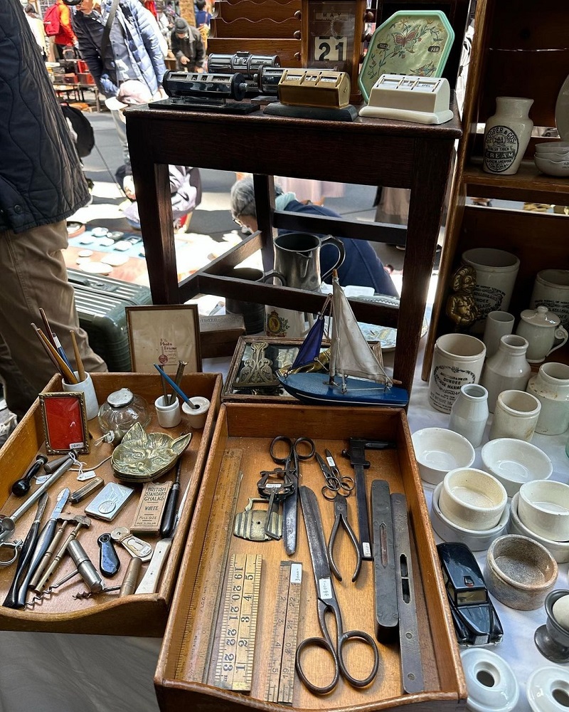 Những vật dụng được bày bán tại tại Chợ đồ cổ Oedo