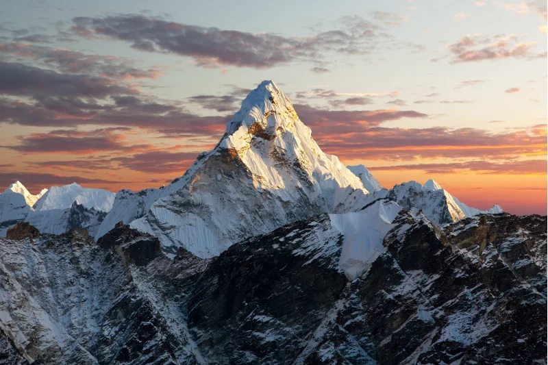 Núi Ama Dablam của Nepal. Đất nước này là quê hương của đỉnh Everest và bảy đỉnh khác trong số 14 đỉnh núi cao nhất thế giới.