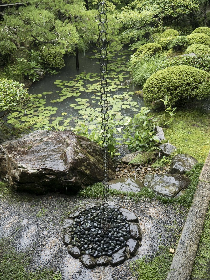 Nước đổ xuống một kusaridoi (chuỗi mưa) tại đền Eikan-do ở Kyoto.
