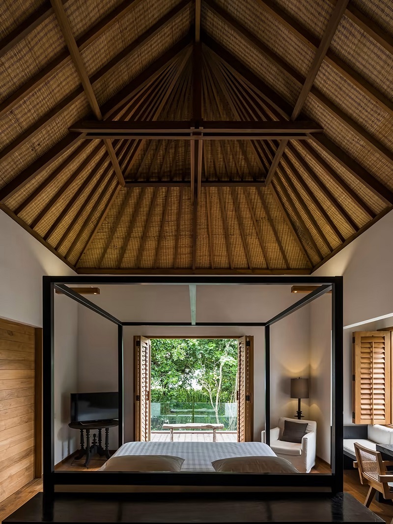 Padang Padang Villa Suite có mái lợp bằng ván lợp bằng gỗ lim ở bên ngoài và các tấm tre bên dưới.