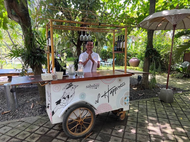 Rượu được tổ chức và phong phú dưới những tán cây râm mát tại Nhà máy rượu Saba Bay của Bali.