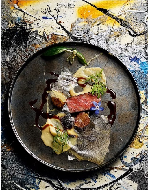 Tại Tapas Molecular Bar, nghệ thuật là nguồn cảm hứng đằng sau các món ăn sáng tạo của đầu bếp Kento Ushikubo, với các nguyên liệu Nhật Bản như thịt bò wagyu.