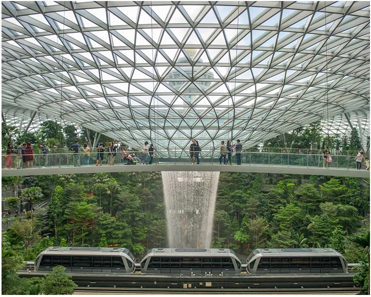 Tại sân bay Jewel Changi, Rain Vortex cao 40m là điểm thu hút chính.