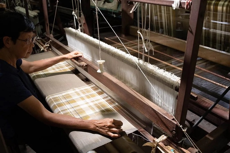 Thợ dệt đang làm việc tại Nhà máy Tơ lụa Thái Lan, cơ sở sản xuất chính thức của Jim Thompson