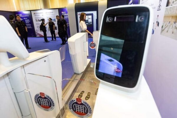 Thông quan miễn phí hộ chiếu sẽ được triển khai tại tất cả các trạm kiểm soát của Singapore từ năm 2024