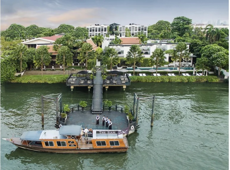 Thuyền của khách sạn đưa đón du khách đến các địa điểm nổi tiếng dọc bờ sông