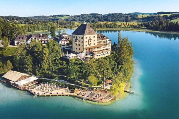 Trải nghiệm lưu trú trong lâu đài của Nhật Bản có thể khiến bạn cảm thấy mình như chúa tể của vùng đất này