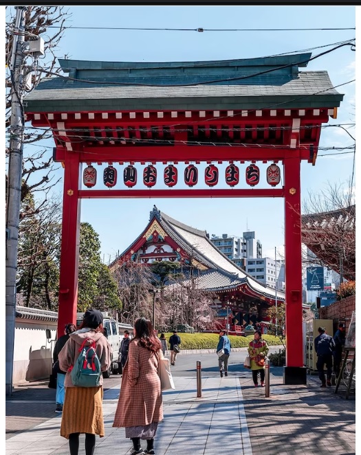 Trong số hàng chục ngôi đền của thành phố là Senso-ji, ngôi đền cổ nhất của Tokyo, với năm tầng nổi bật.