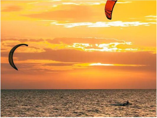 Bãi biển đêm ở Dubai