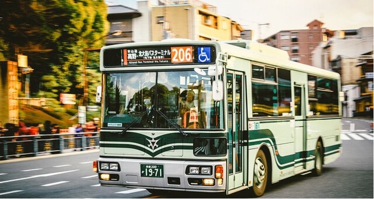 Sự đông đúc trên xe buýt ở Kyoto khi khách du lịch quay trở lại khiến những người sử dụng xe đẩy phải đau đầu