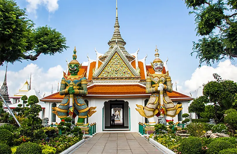 Wat Arun được đặt theo tên của Aruna, vị thần Bình minh của Ấn Độ. Vì ý nghĩa lịch sử và kiến ​​trúc tuyệt đẹp, đây là một trong sáu ngôi đền cao cấp nhất của Thái Lan.
