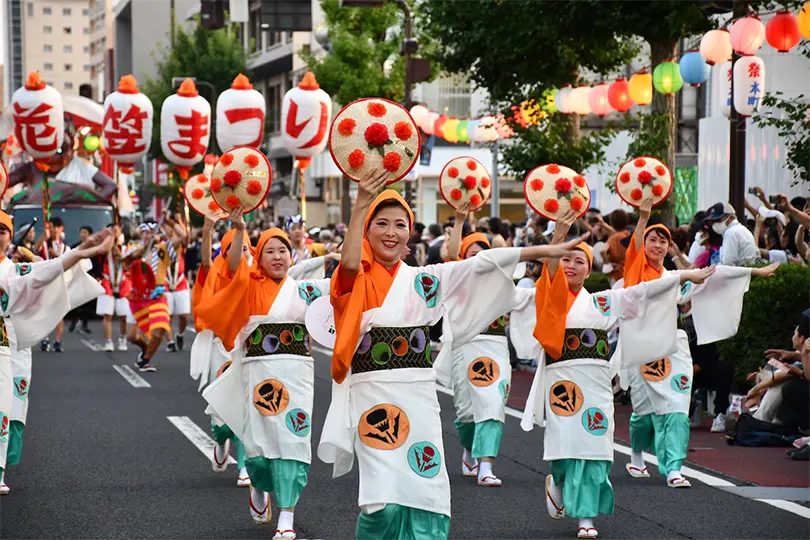 Lễ hội Yamagata Hanagasa ở tỉnh Yamagata chứng kiến ​​hàng nghìn vũ công xuống đường biểu diễn các điệu múa truyền thống.