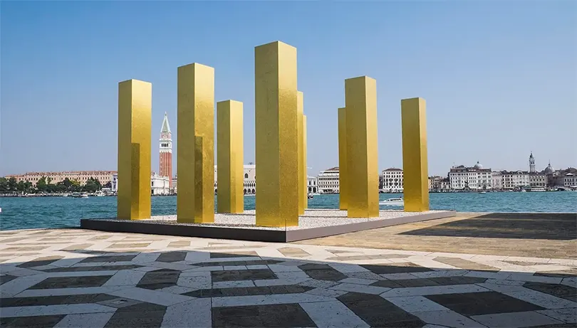 "MACK Bầu trời trên chín cột" của Robert Fleck Triển lãm kiến ​​trúc Biennale, Venice, Ý.