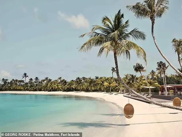 'Patina [trong ảnh], được khai trương vào năm 2021, hy vọng rằng tàu ngầm sẽ giúp nơi này được công nhận là một trong những khu nghỉ dưỡng hàng đầu của Maldives – nơi đã thu hút cựu Bond Girl Rosamund Pike cùng nhiều người khác đến với bãi cát siêu sang trọng của mình,' Chris cho biết