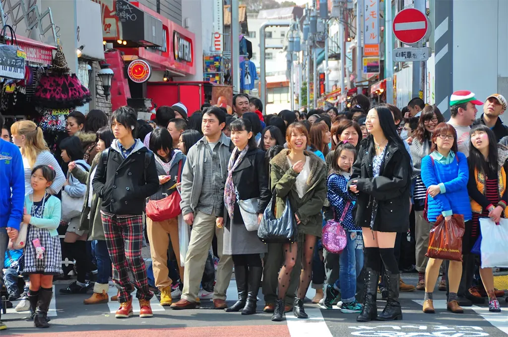 Đám đông trên phố Takeshita-dori, Harajuku, Tokyo. Dự kiến ​​sẽ có đám đông vào giờ cao điểm ở các thành phố lớn của Nhật Bản.