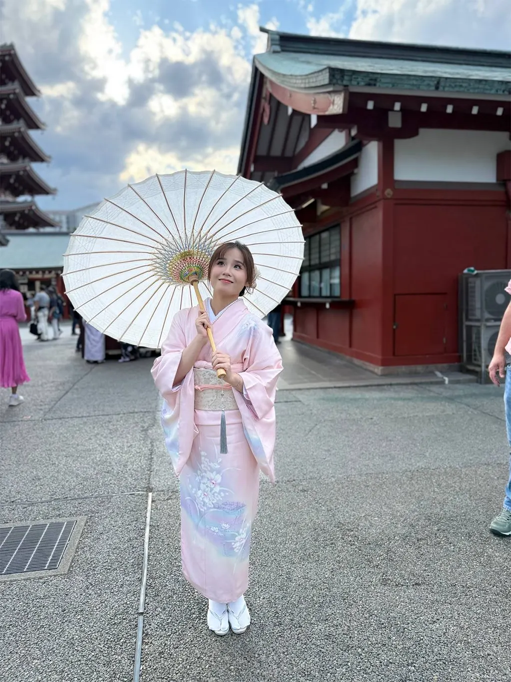 Chụp ảnh cưới bên ngoài Lâu đài Osaka