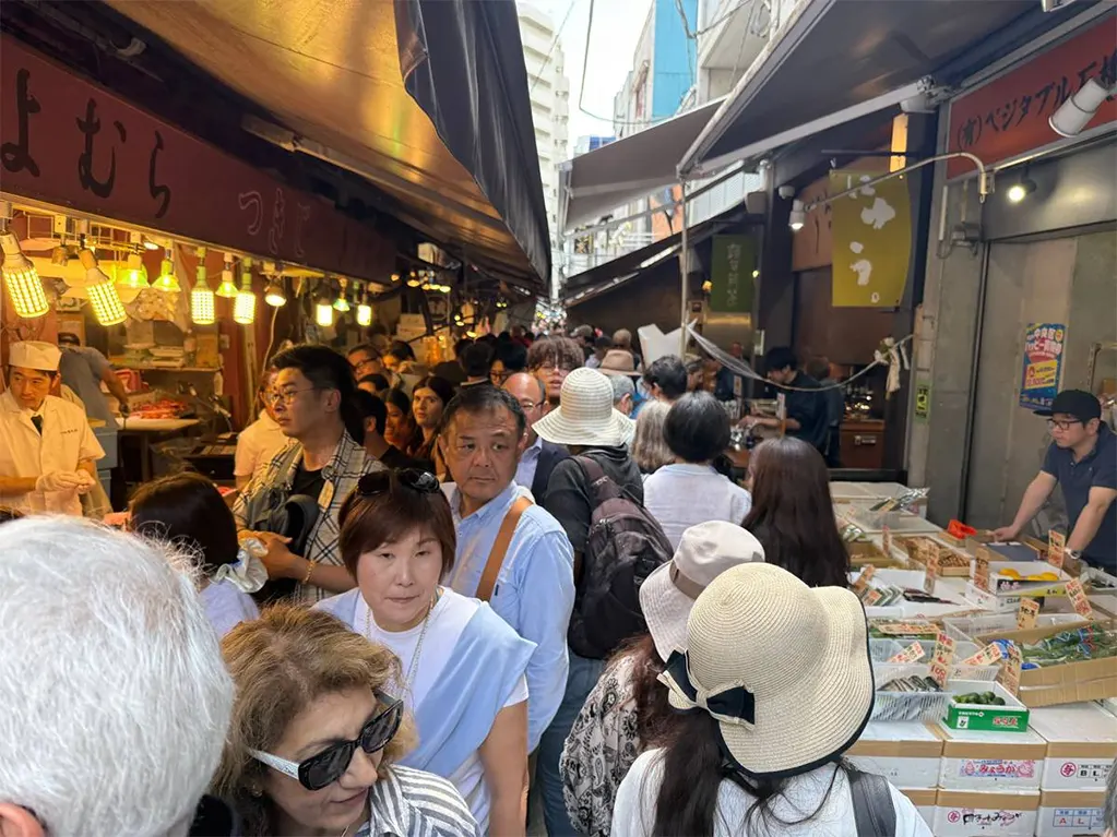 Du khách khám phá chợ cá Tsukiji lúc 8h30 sáng