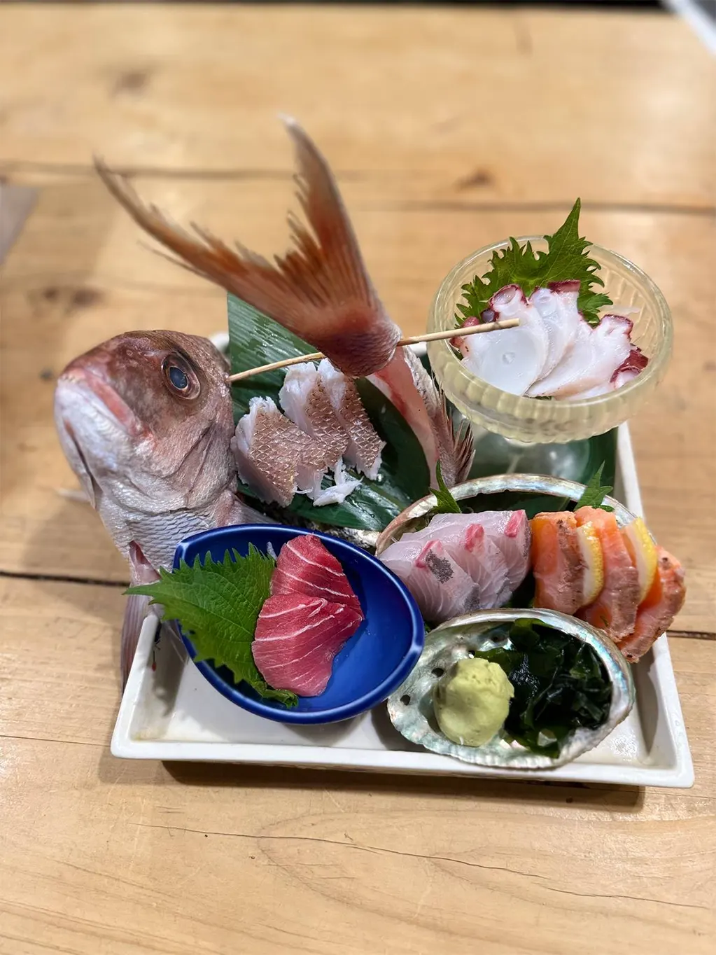 Một tô sashimi ở chợ Nishiki ở Kyoto
