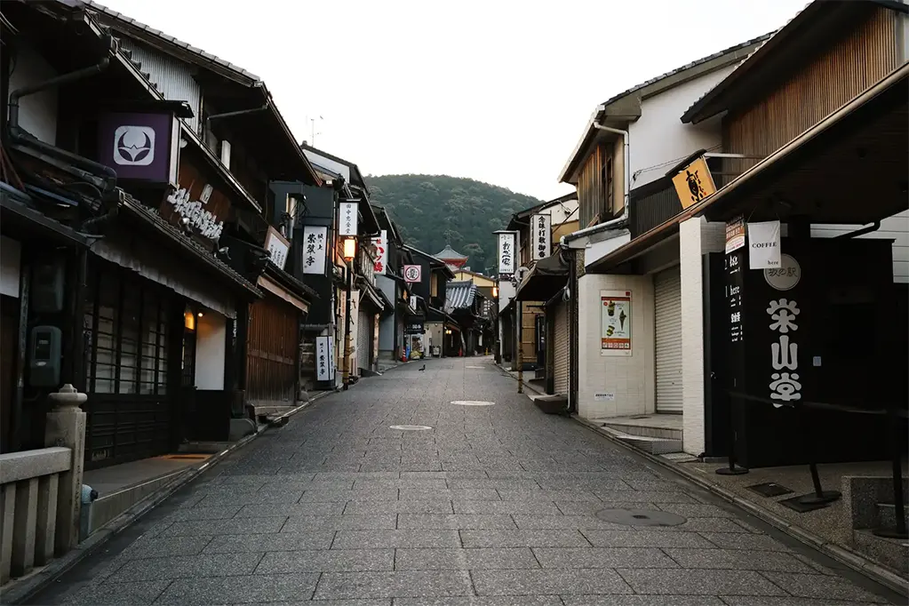 Một con phố ở Kyoto có rất nhiều cửa hàng kinh doanh.