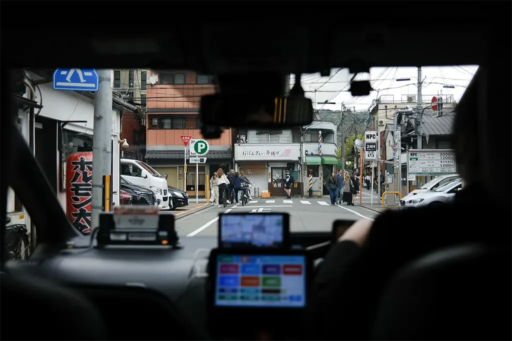 Ngắm cảnh Kyoto qua taxi địa phương.