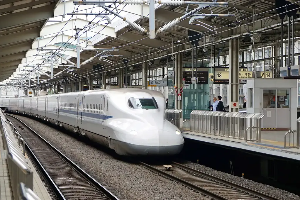 Tàu cao tốc Shinkansen dòng 700 đang tiến vào Ga Kyoto.