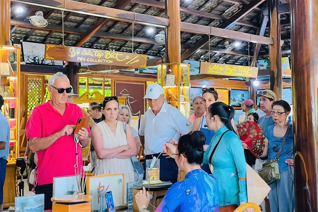 Du khách Nga (khách tàu biển) tham quan làng nghề Trường Sơn, P.Nam Nha Trang (Khánh Hòa), ngày 8.9