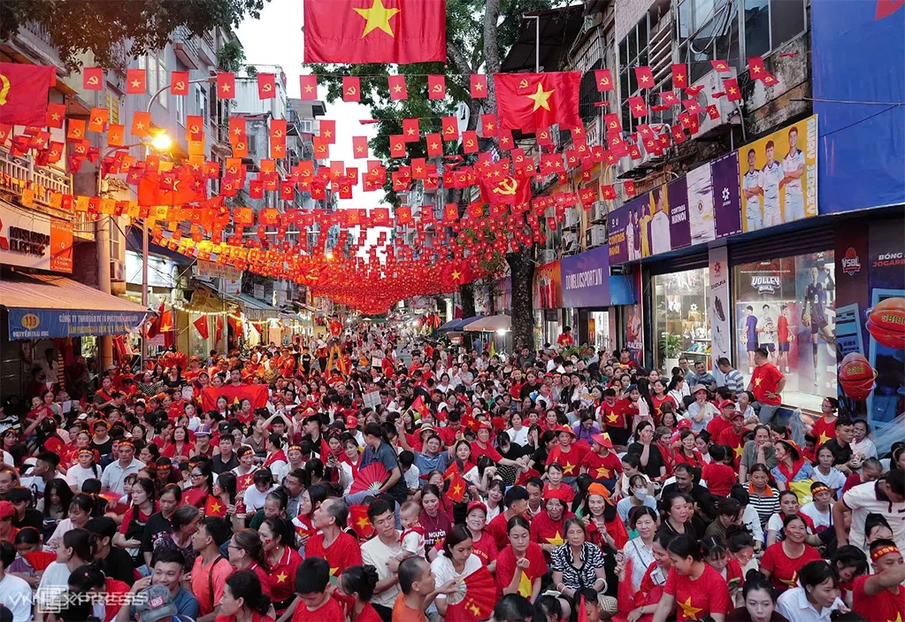 Người dân xem sơ duyệt diễu binh tại Hà Nội, ngày 27/8/2025. Ảnh: Ngọc Thành