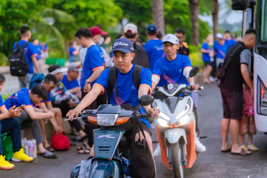 Alo, 113 phải không ạ, có 2 anh chạy xe không đội nón bảo hiểm ạ