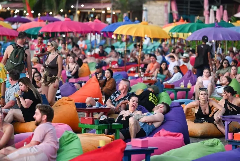 Bãi tắm ở Kuta, Bali, Indonesia kín người. 