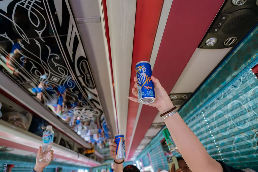 Ban tổ chức chúng tôi xin nhắc các anh chị là, bay giờ mới 6 giờ 30 phút sáng. Xin nhắc lại, là buổi sáng, sáng sớm ạ. Có nhất thiết phải sung vậy không