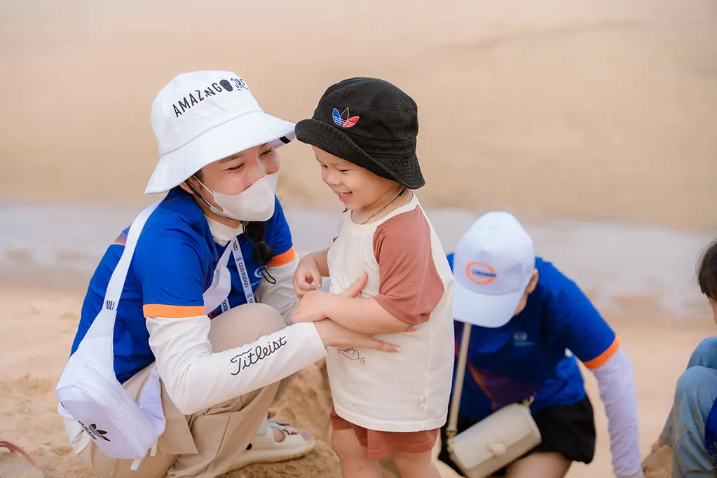 Bé ơi, chơi một mình được không, để mẹ ra giật giải 