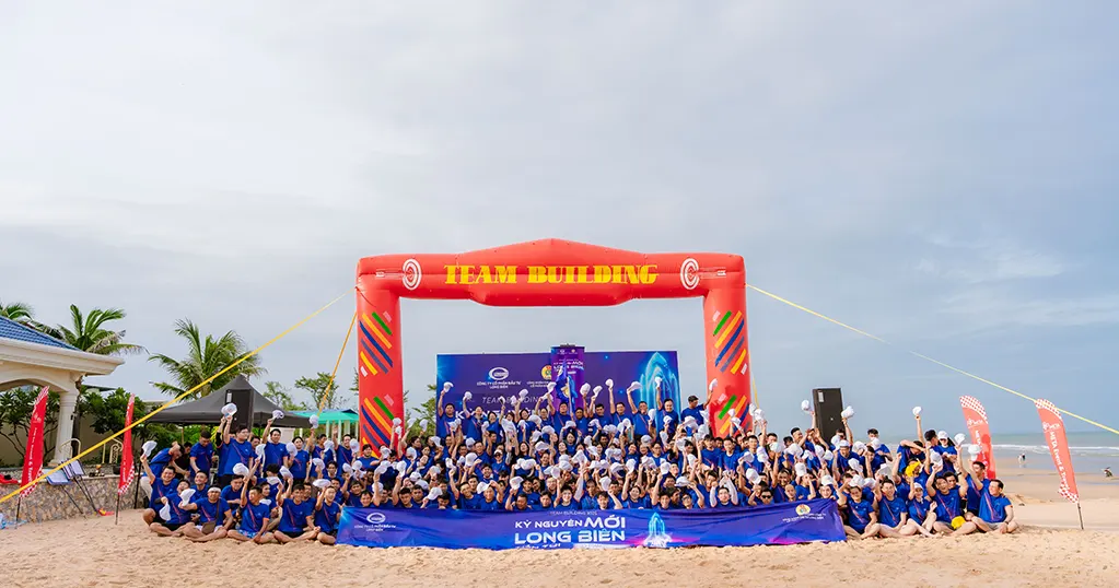 Cả đoàn mình theo chân em check in cái nào