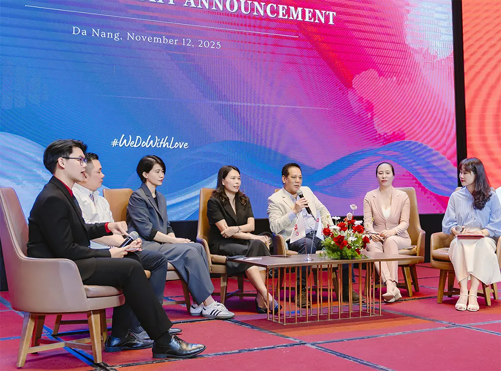 Các đơn vị thảo luận về chiến lược đón khách Nga vào Đà Nẵng sáng 12-11 - Ảnh: B.D.