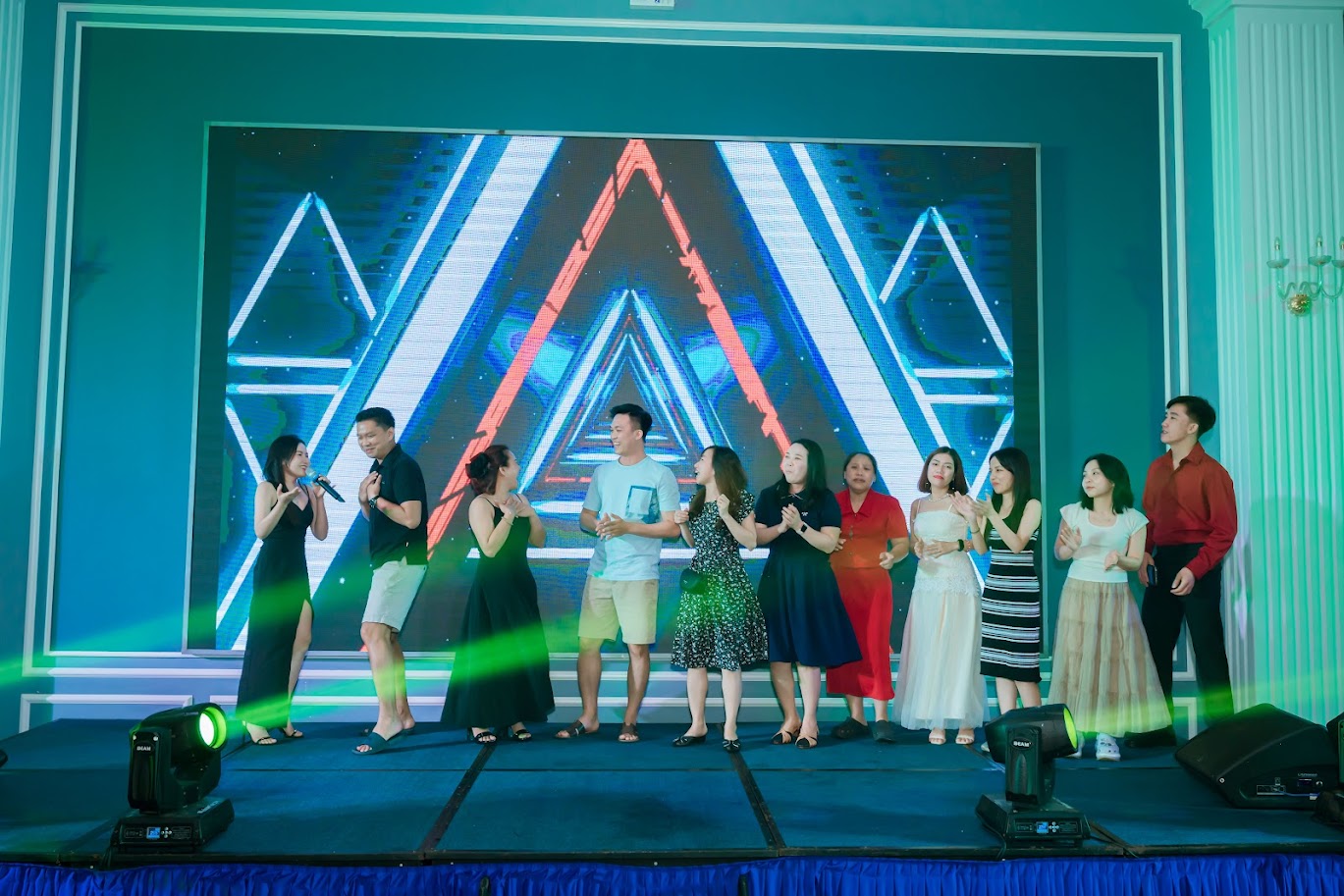 Chị ơi hát đi em múa minh hoạ cho