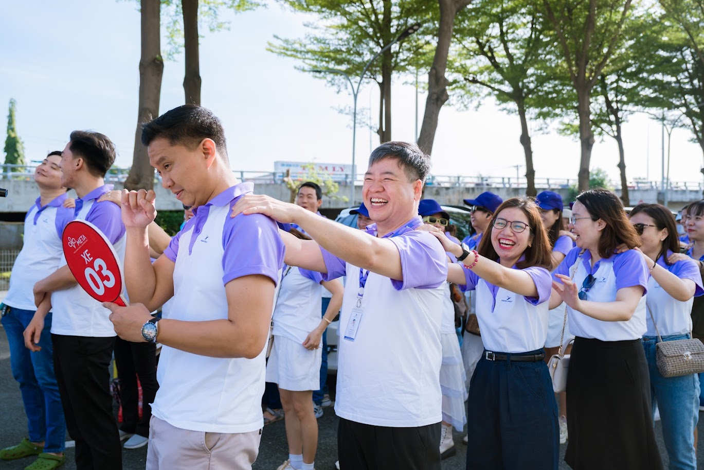 Đấm bóp vai nhau 1 xíu nào