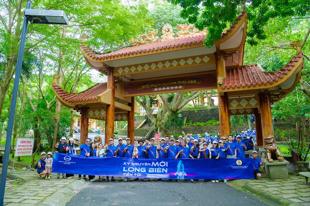 Đoàn dừng chân tại Khu Di Tích Minh Đạm