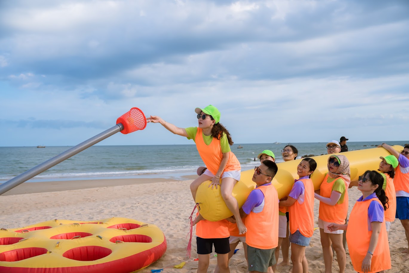 Gần xíu nữa thôi, sắp ném vào được rồi nè