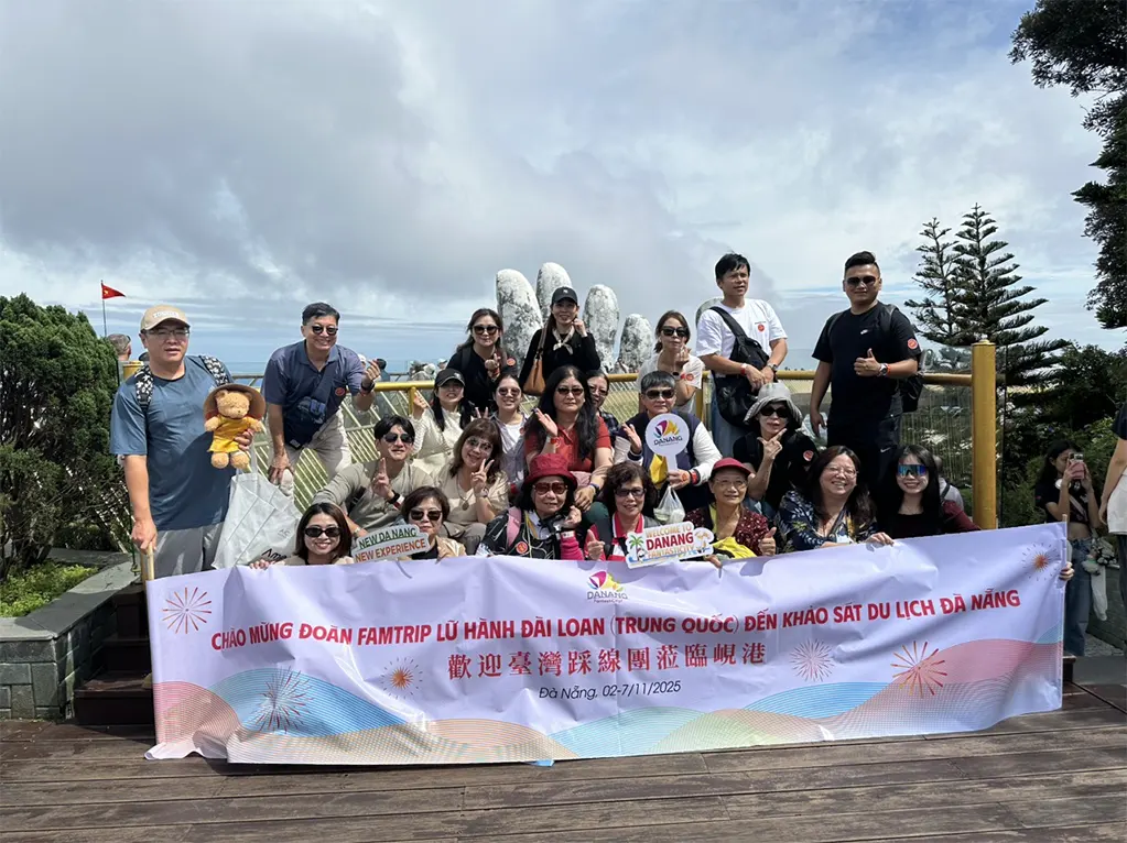 Khách Đài Loan tham quan Đà Nẵng - Ảnh: HIỀN LÊ