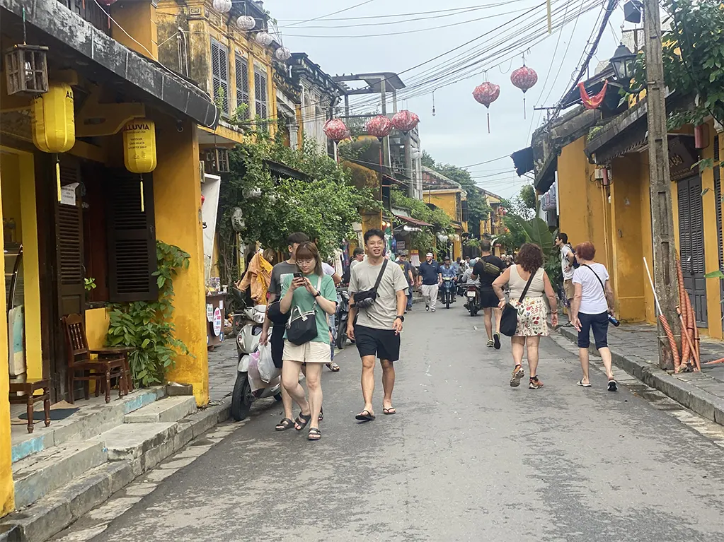 Khách tham quan phố cổ Hội An - Ảnh: B.D.