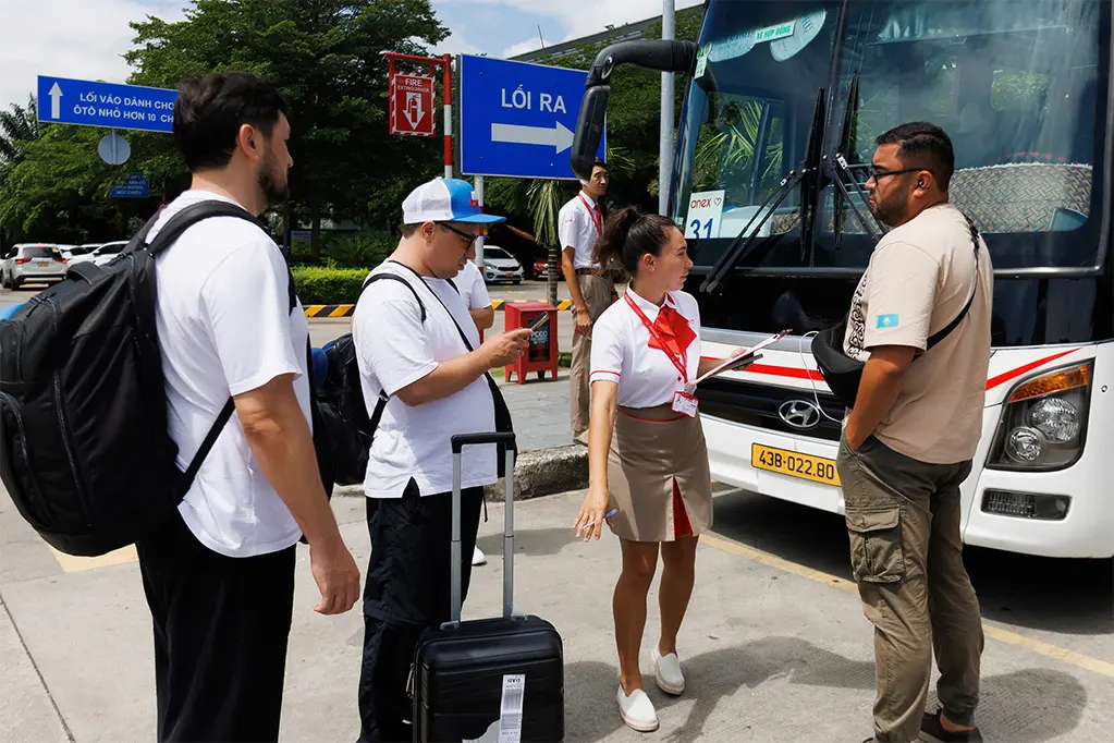 Khách từ Nga và CIS tham quan Đà Nẵng - Ảnh: HIỀN LÊ