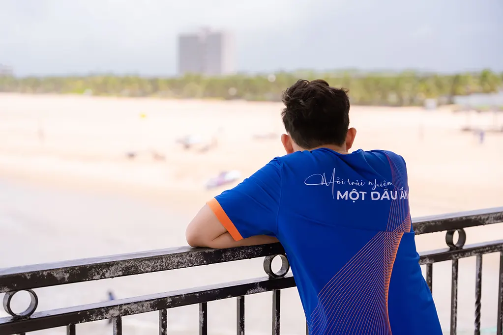 Mỗi Trải Nghiệm Một Dấu Ấn, nhưng anh đang nhìn xa xăm cái chi vậy nè