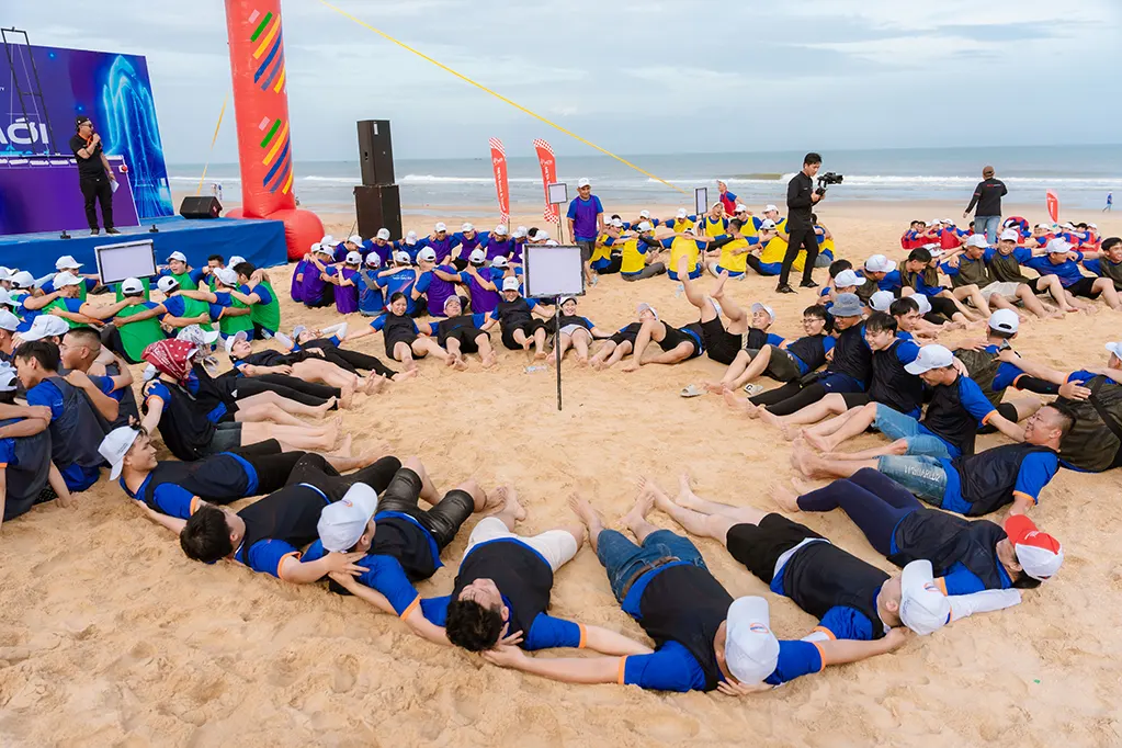 Ơ kìa, lớn hết cả rồi, sao lại nằm ra ăn vạ như thế chứ