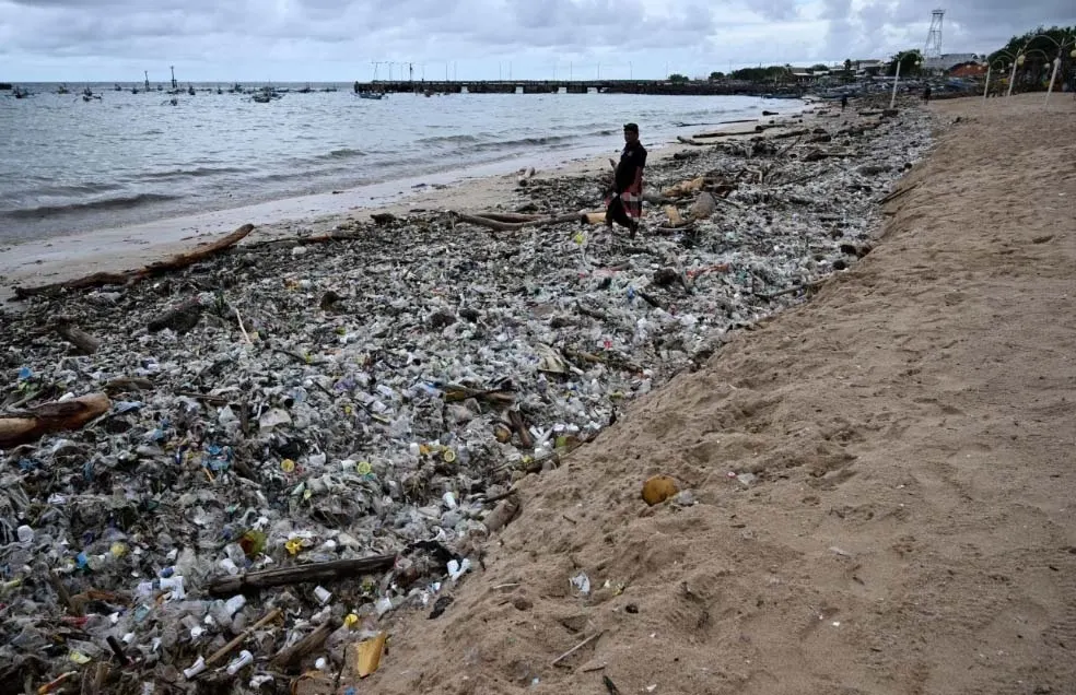Rác phủ kín một bãi biển ở Bali, Indonesia. 