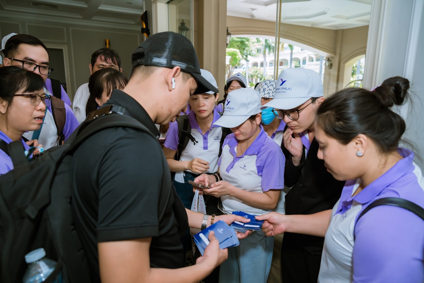 Rồi không chen lấn nè, ai cũng có thẻ