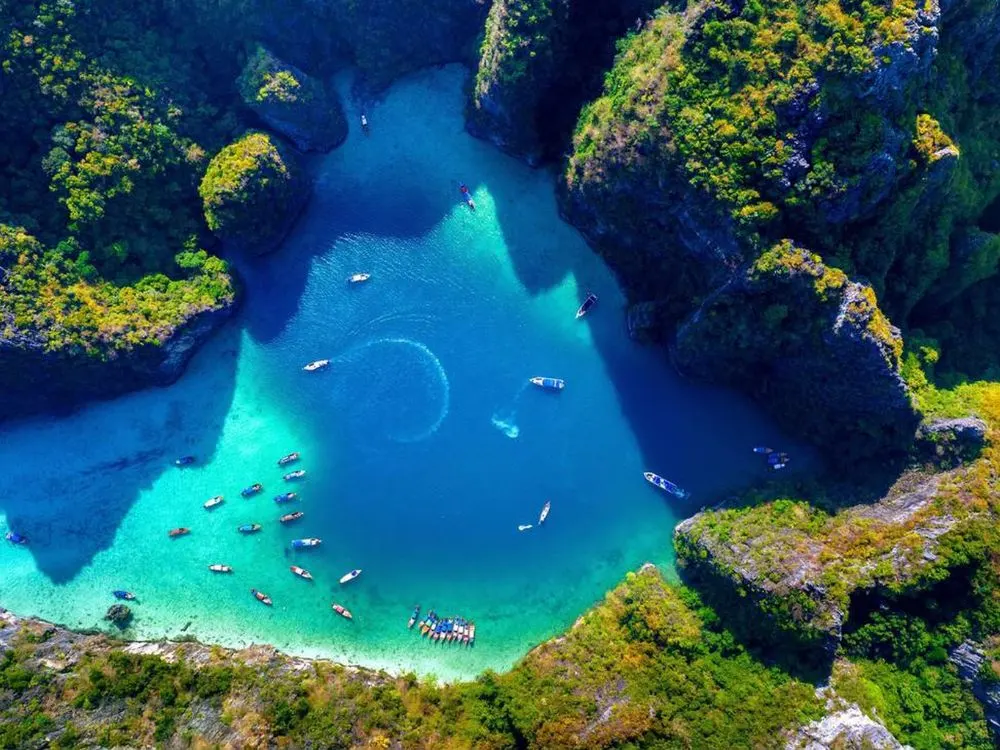 Ảnh chụp từ trên cao đầm phá Pileh ở đảo Phi Phi, Thái Lan.