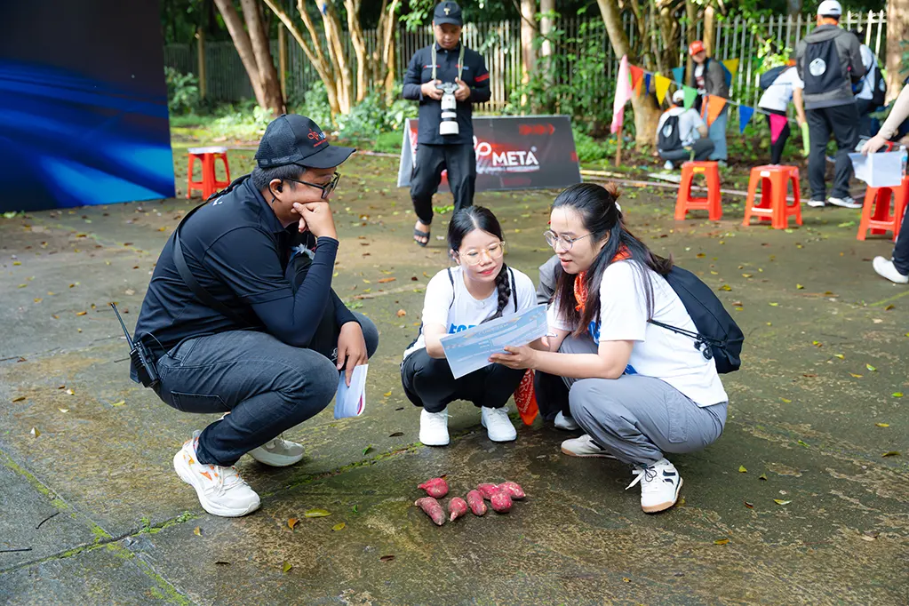 Cách nhân viên kinh doanh của công ty du lịch phối hợp với khách hàng để tổ chức tour team building