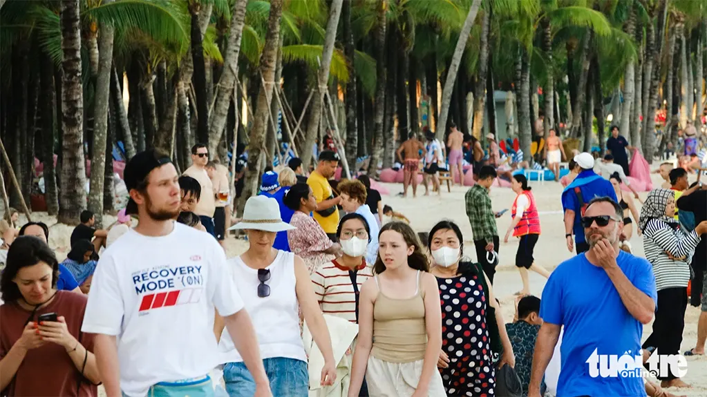 Đông nghẹt khách quốc tế đến Phú Quốc nghỉ dưỡng dịp Noel 2025 và Tết dương lịch 2026 - Ảnh: CHÍ CÔNG