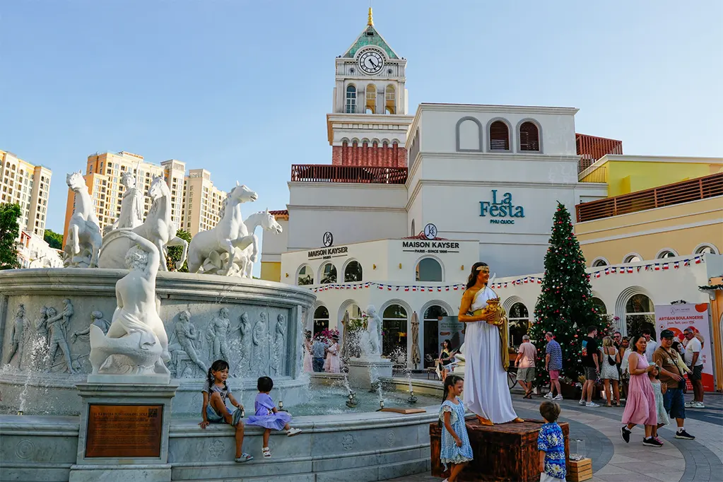 Du khách tham quan đặc khu Phú Quốc, tháng 12/2025. Ảnh: Thành Nguyễn