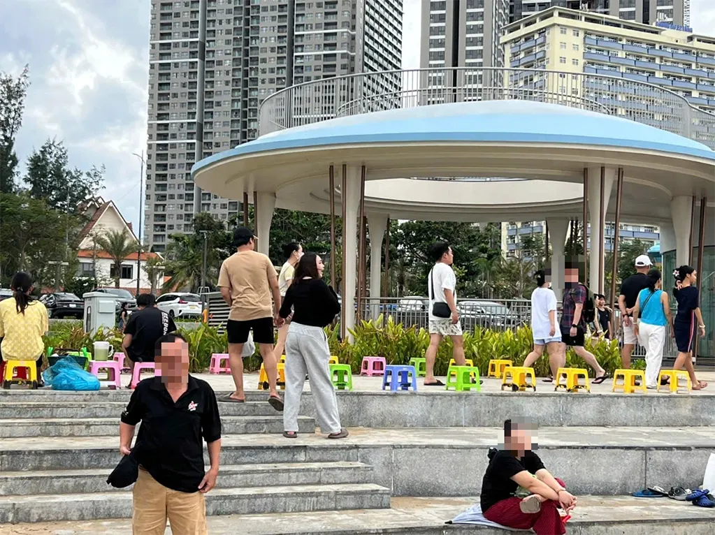 Ghế được người bán hàng rong bày biện chiếm lối đi trong công viên nghìn tỉ đồng