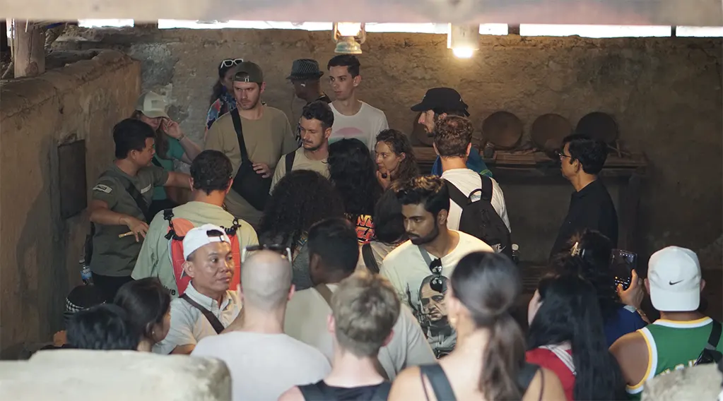 Hướng dẫn viên thuyết minh cho đoàn khách quốc tế tại địa đạo Củ Chi, hoạt động này thường được tích hợp trong các tour MICE